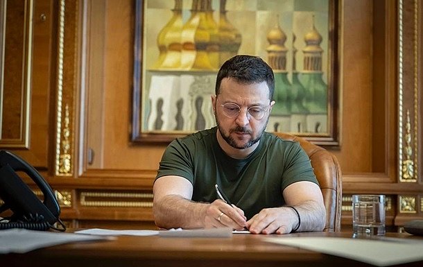 Зеленский ввел санкции против 120 лиц и компаний: синхронизация с ЕС Зеленский ввел санкции против 120 лиц и компаний: синхронизация с ЕС