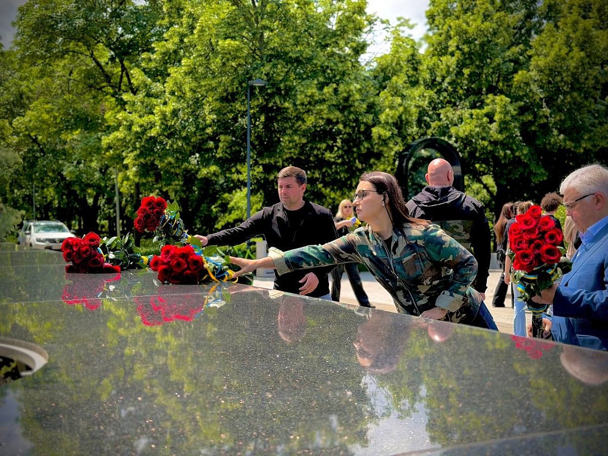 В Одессе семье погибшего десантника николаевской 79-ки вручили орден «За мужество» посмертно В Одессе семье погибшего десантника николаевской 79-ки вручили орден «За мужество» посмертно