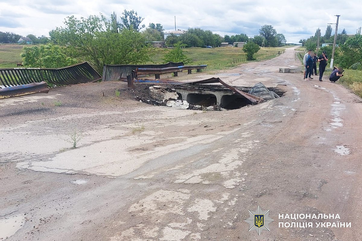На Миколаївщині позашляховик із дітьми впав із моста у воду: постраждали семеро людей На Миколаївщині позашляховик із дітьми впав із моста у воду: постраждали семеро людей
