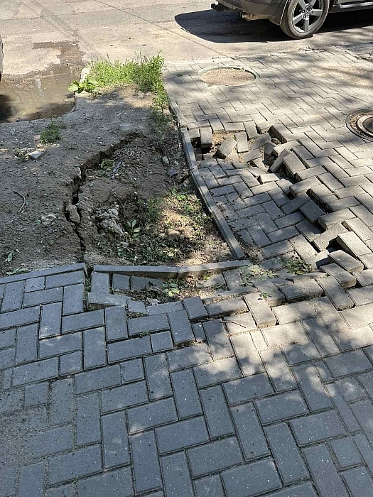 На тротуарі у Миколаєві ґрунт просів разом із бруківкою. Фото мешканців, опубліковане у Facebook-спільноті “Contact Center при Миколаївській міській раді” На тротуарі у Миколаєві ґрунт просів разом із бруківкою. Фото мешканців, опубліковане у Facebook-спільноті “Contact Center при Миколаївській міській раді”
