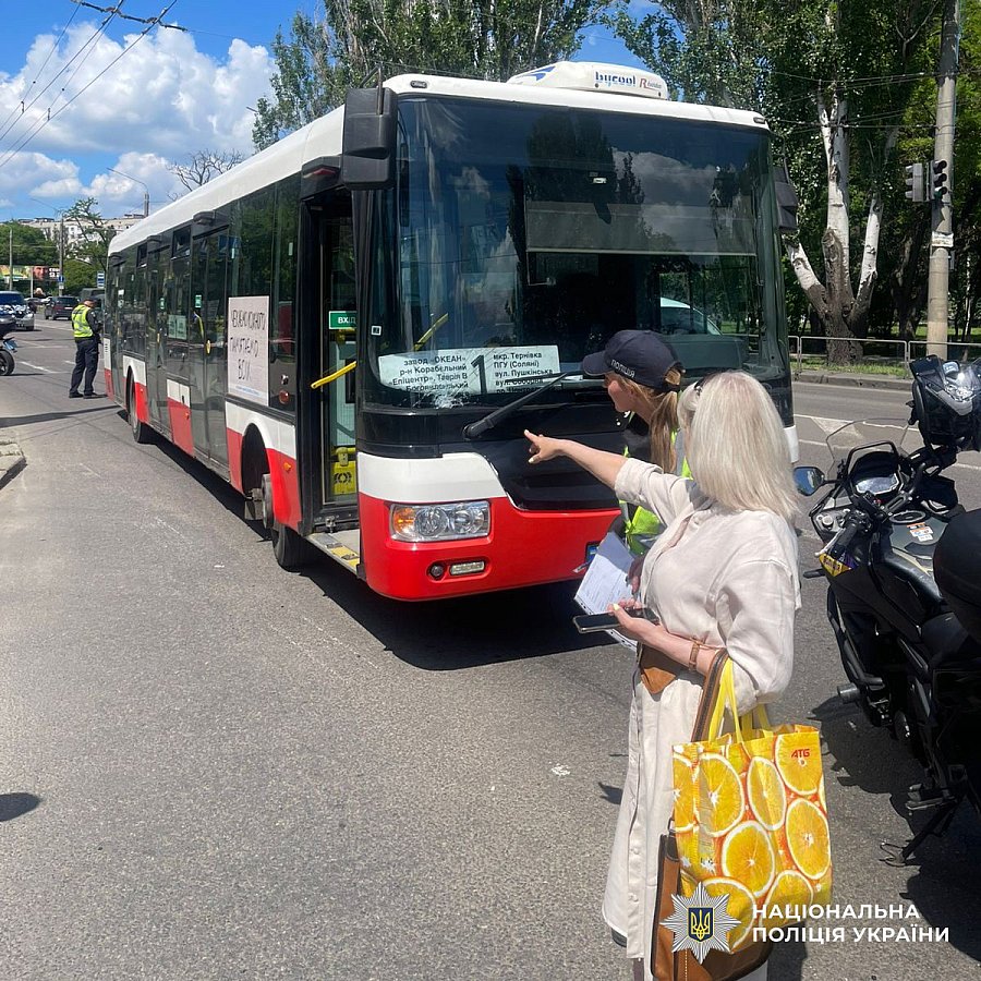 Автобус сбил пенсионерку в Николаеве на переходе: фото с места происшествия Автобус сбил пенсионерку в Николаеве на переходе: фото с места происшествия