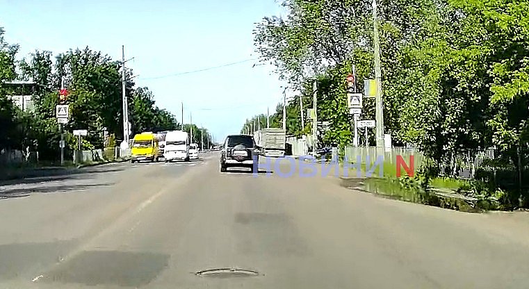 У Миколаєві водій «Міцубісі» проїхав на «червоний» біля школи (відео) У Миколаєві водій «Міцубісі» проїхав на «червоний» біля школи (відео)