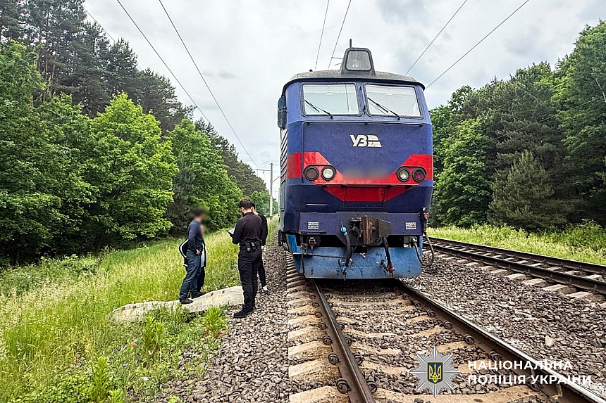 На Рівненщині 17-річний хлопець загинув внаслідок наїзду потяга. Фото: ГУ НП в Рівненській області На Рівненщині 17-річний хлопець загинув внаслідок наїзду потяга. Фото: ГУ НП в Рівненській області