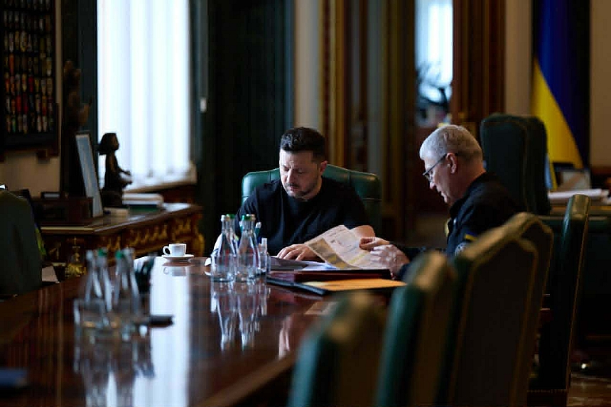 Керівник ГУР МО України Олег Іващенко доповів Володимиру Зеленському про деталі російського виробництва ракет та заходи України щодо протидії загрозам. Фото: Telegram-канал Zelenskiy/Official Керівник ГУР МО України Олег Іващенко доповів Володимиру Зеленському про деталі російського виробництва ракет та заходи України щодо протидії загрозам. Фото: Telegram-канал Zelenskiy/Official