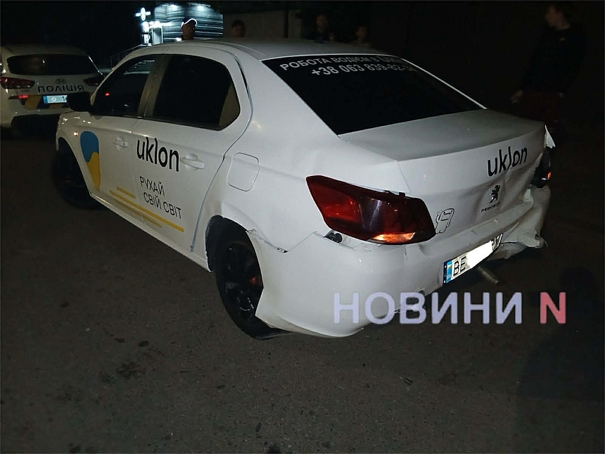 У Миколаєві Volkswagen врізався в таксі. Фото: Новини-N У Миколаєві Volkswagen врізався в таксі. Фото: Новини-N