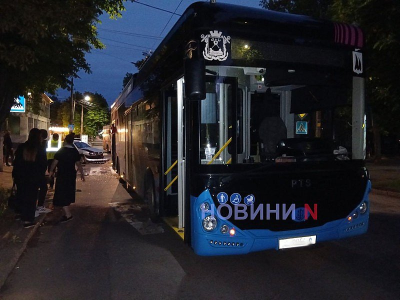 В центре Николаева «Деу» протаранил троллейбус с пассажирами В центре Николаева «Деу» протаранил троллейбус с пассажирами
