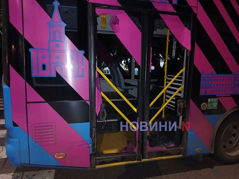 В центре Николаева «Деу» протаранил троллейбус с пассажирами В центре Николаева «Деу» протаранил троллейбус с пассажирами