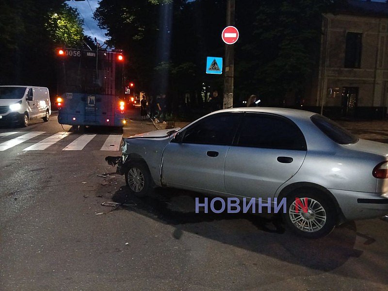 В центре Николаева «Деу» протаранил троллейбус с пассажирами В центре Николаева «Деу» протаранил троллейбус с пассажирами