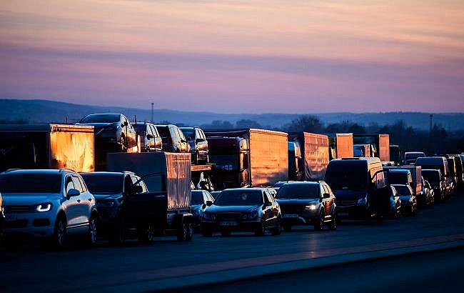 На кордоні України з Польщею утворилися великі черги автомобілів та автобусів На кордоні України з Польщею утворилися великі черги автомобілів та автобусів
