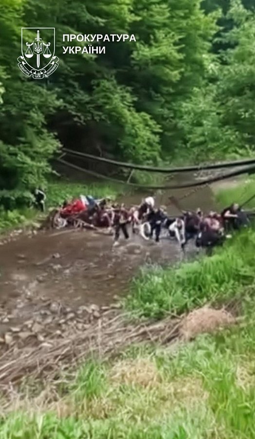 Позировали для фото: на Буковине обрушился мост с детьми, есть пострадавшие (видео) Позировали для фото: на Буковине обрушился мост с детьми, есть пострадавшие (видео)