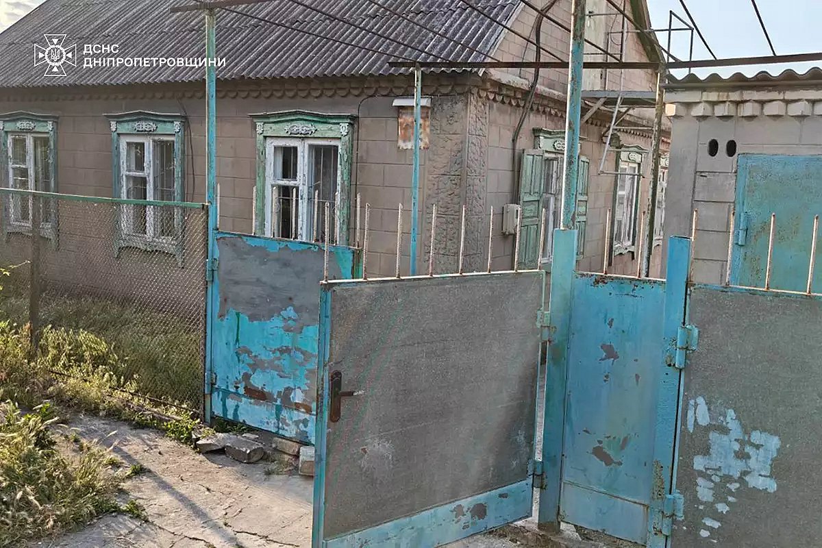 В Каменском ребенок напоролся рукой на металлический штырь забора (фото 18+) В Каменском ребенок напоролся рукой на металлический штырь забора (фото 18+)
