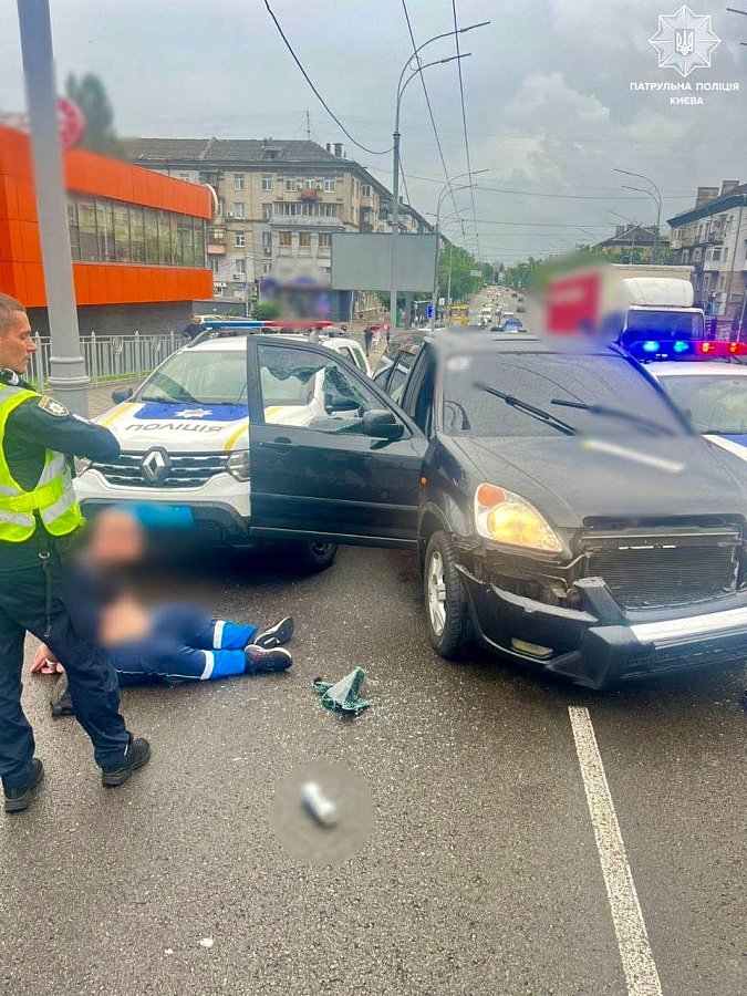 В Киеве пьяный водитель устроил погоню с полицией и разбил три патрульных автомобиля В Киеве пьяный водитель устроил погоню с полицией и разбил три патрульных автомобиля