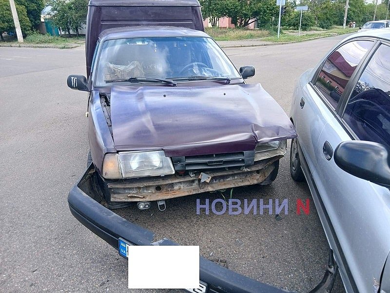 Lanos проехал на красный и столкнулся с «Иж» на перекрестке в Николаеве Lanos проехал на красный и столкнулся с «Иж» на перекрестке в Николаеве