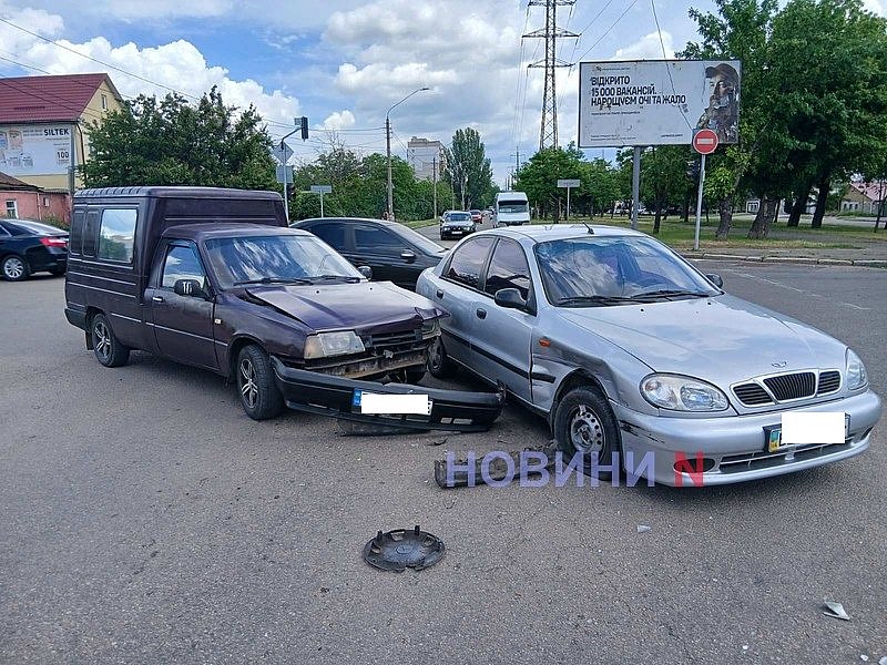 Lanos проехал на красный и столкнулся с «Иж» на перекрестке в Николаеве Lanos проехал на красный и столкнулся с «Иж» на перекрестке в Николаеве
