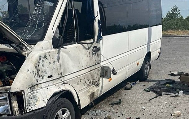 Удар по остановке в Запорожье: двое погибших, 15 раненых (видео 18+) Удар по остановке в Запорожье: двое погибших, 15 раненых (видео 18+)