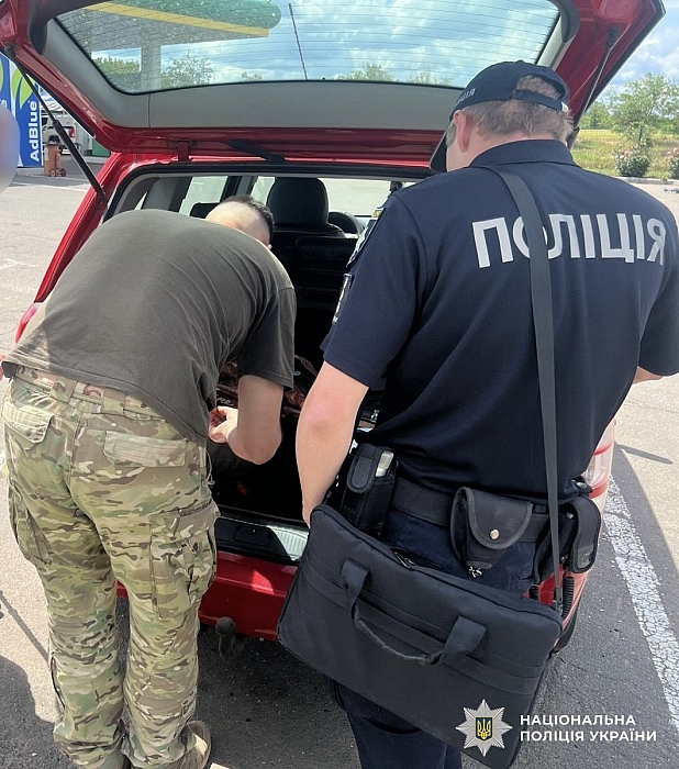 В Николаевской области мужчина добровольно сдал правоохранителям оружие и боеприпасы В Николаевской области мужчина добровольно сдал правоохранителям оружие и боеприпасы