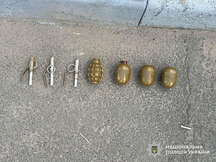 В Николаевской области мужчина добровольно сдал правоохранителям оружие и боеприпасы В Николаевской области мужчина добровольно сдал правоохранителям оружие и боеприпасы