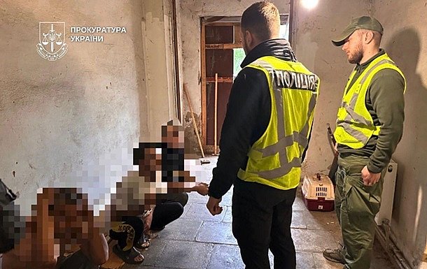 В Киеве разоблачили схему торговли людьми: жертв вербовали на вокзалах и держали в рабстве В Киеве разоблачили схему торговли людьми: жертв вербовали на вокзалах и держали в рабстве
