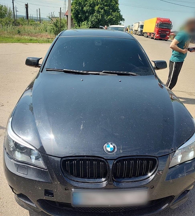 На Одещині водій BMW, який перебував у розшуку, збив прикордонника під час спроби втечі (відео) На Одещині водій BMW, який перебував у розшуку, збив прикордонника під час спроби втечі (відео)