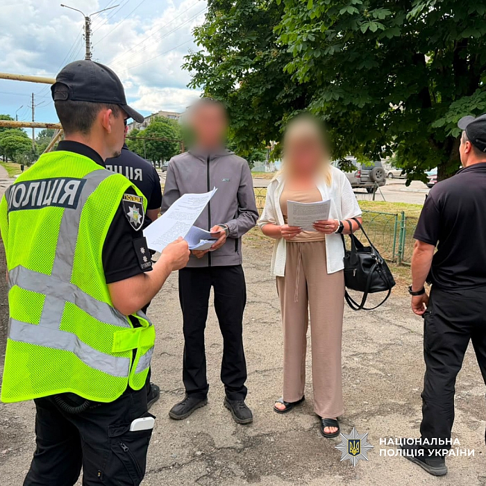 На Харківщині чоловік кинув вибухівку та відкрив стрілянину по поліцейських після спроби пограбування магазину На Харківщині чоловік кинув вибухівку та відкрив стрілянину по поліцейських після спроби пограбування магазину