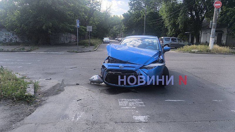 Mitsubishi и Toyota столкнулись на перекрестке в центре Николаева Mitsubishi и Toyota столкнулись на перекрестке в центре Николаева