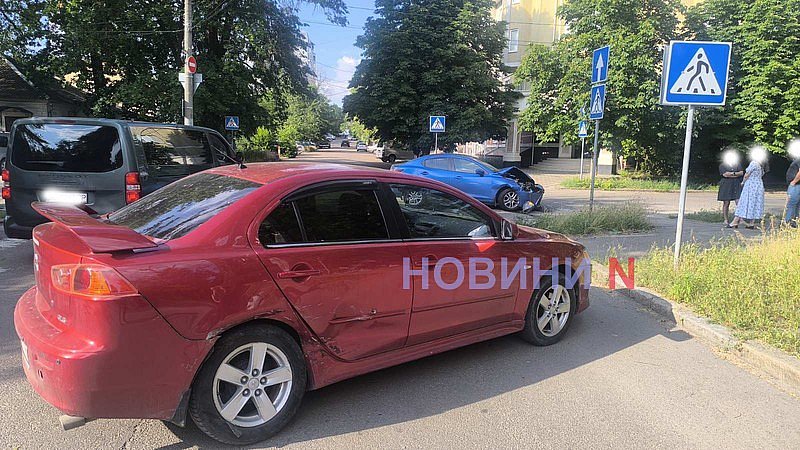 Mitsubishi и Toyota столкнулись на перекрестке в центре Николаева Mitsubishi и Toyota столкнулись на перекрестке в центре Николаева