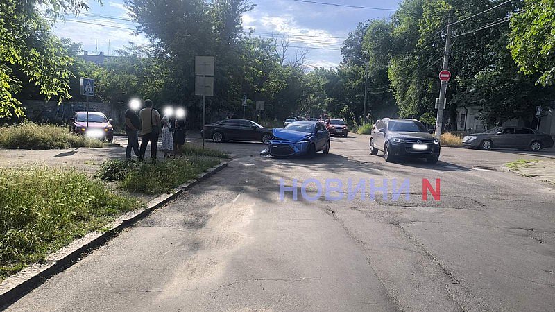 Mitsubishi и Toyota столкнулись на перекрестке в центре Николаева Mitsubishi и Toyota столкнулись на перекрестке в центре Николаева