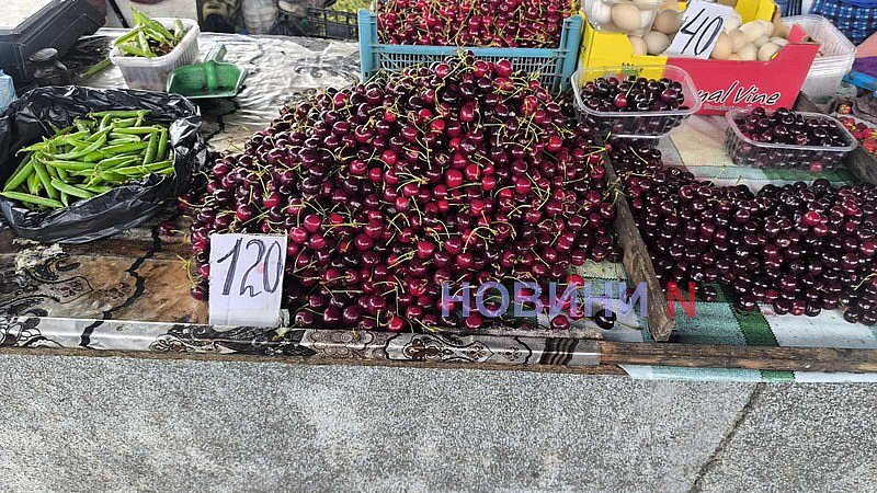 На рынках Николаева резко подешевела клубника и черешня На рынках Николаева резко подешевела клубника и черешня