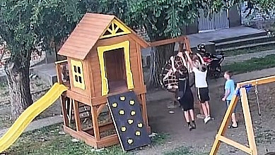 Камери зафіксували, як підлітки зламали гойдалку на дитячому майданчику в Баштанці. Фото: скріншот з відео Камери зафіксували, як підлітки зламали гойдалку на дитячому майданчику в Баштанці. Фото: скріншот з відео