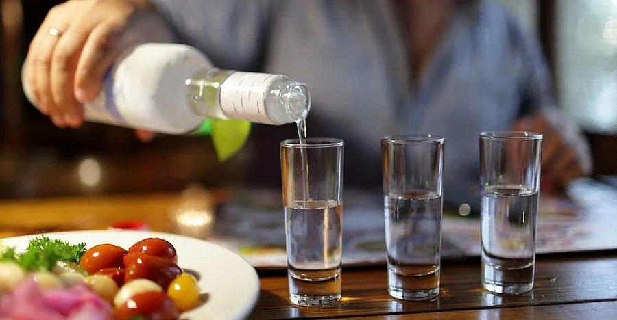 В Николаеве несовершеннолетний студент отравился водкой: продавца магазина наказали В Николаеве несовершеннолетний студент отравился водкой: продавца магазина наказали