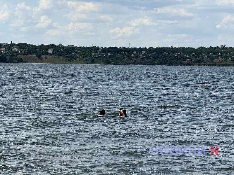 Без спасателей и вопреки запрету: николаевцы массово выходят на отдых к воде (репортаж) Без спасателей и вопреки запрету: николаевцы массово выходят на отдых к воде (репортаж)