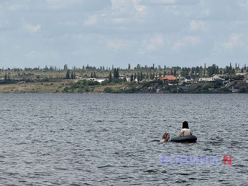 Без спасателей и вопреки запрету: николаевцы массово выходят на отдых к воде (репортаж) Без спасателей и вопреки запрету: николаевцы массово выходят на отдых к воде (репортаж)