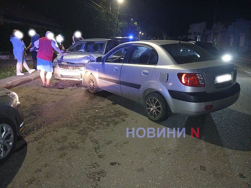У Миколаєві Kia вилетіла на зустрічку і протаранила Nissan: водій виявився п\ У Миколаєві Kia вилетіла на зустрічку і протаранила Nissan: водій виявився п\