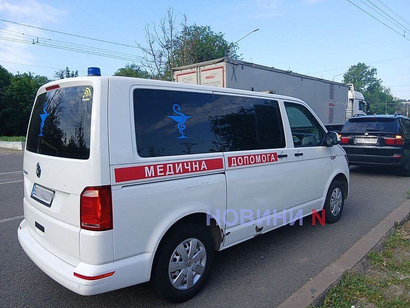 В Николаеве столкнулись электромобиль и автомобиль скорой В Николаеве столкнулись электромобиль и автомобиль скорой