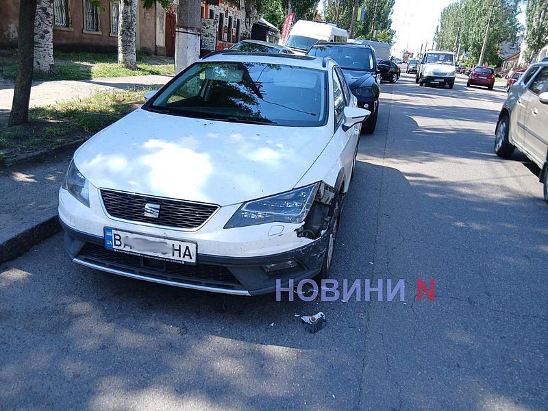 В центре Николаева грузовик зацепил легковушку В центре Николаева грузовик зацепил легковушку