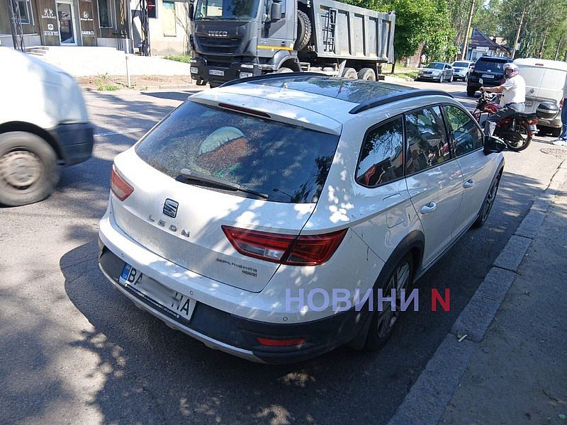В центре Николаева грузовик зацепил легковушку В центре Николаева грузовик зацепил легковушку