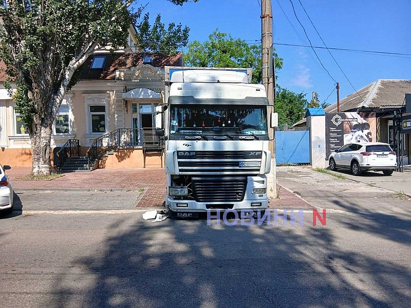 В центре Николаева грузовик зацепил легковушку В центре Николаева грузовик зацепил легковушку