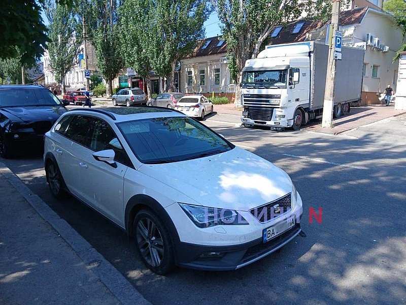 В центре Николаева грузовик зацепил легковушку В центре Николаева грузовик зацепил легковушку