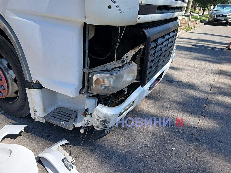В центре Николаева грузовик зацепил легковушку В центре Николаева грузовик зацепил легковушку