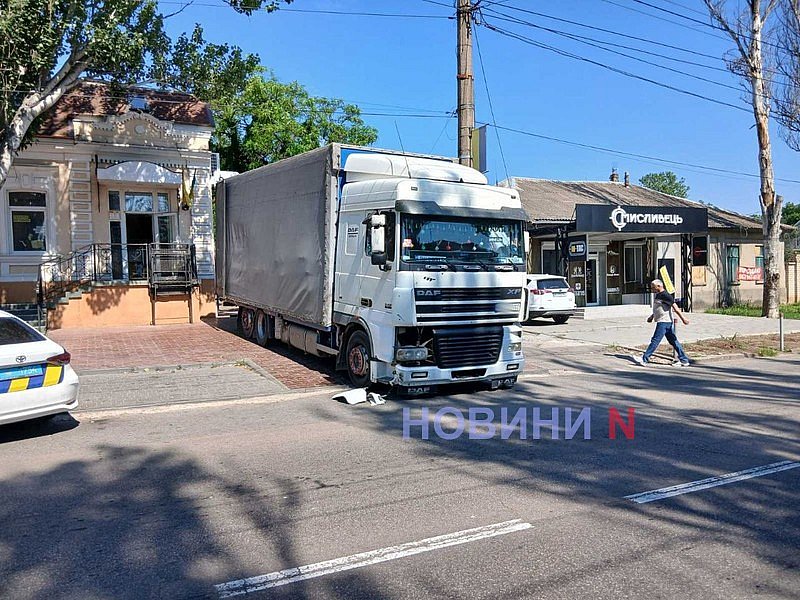 В центре Николаева грузовик зацепил легковушку В центре Николаева грузовик зацепил легковушку