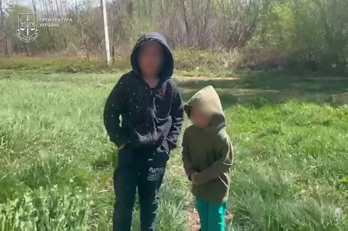 Мать за $1000 продала детей для попрошайничества Мать за $1000 продала детей для попрошайничества