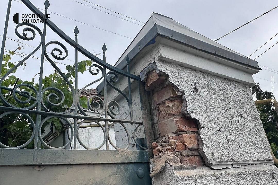 После атаки на Николаев появились первые фото разрушений После атаки на Николаев появились первые фото разрушений