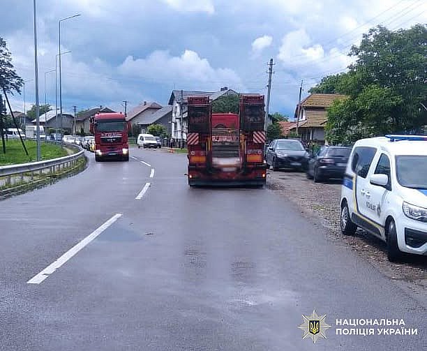 Бетонна плита впала посеред траси у Львівській області - у ДТП постраждали двоє людей Бетонна плита впала посеред траси у Львівській області - у ДТП постраждали двоє людей