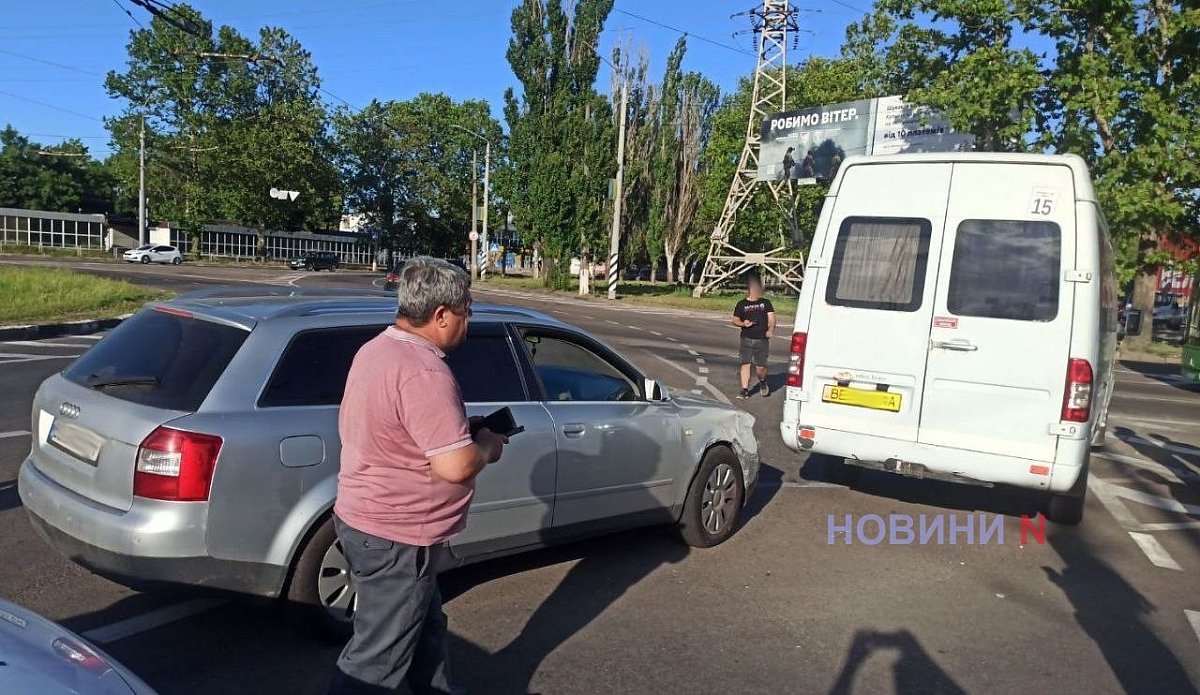 На кольце в Николаеве «Ауди» врезался в микроавтобус На кольце в Николаеве «Ауди» врезался в микроавтобус