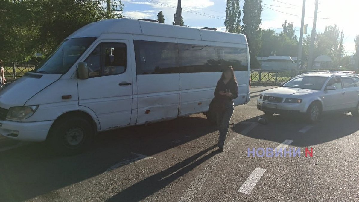 На кольце в Николаеве «Ауди» врезался в микроавтобус На кольце в Николаеве «Ауди» врезался в микроавтобус