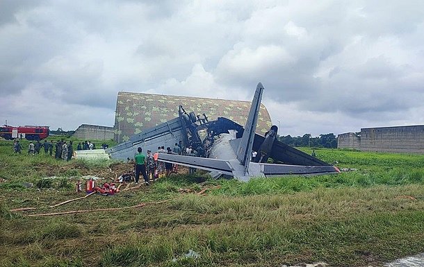 В Индии разбился военный самолет Ан-32, погибли пятеро членов экипажа: видео происшествия В Индии разбился военный самолет Ан-32, погибли пятеро членов экипажа: видео происшествия