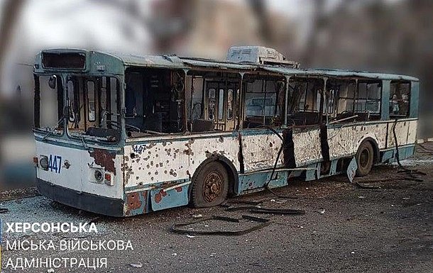 Троллейбус в Херсоне после обстрелов. Фото их архива Троллейбус в Херсоне после обстрелов. Фото их архива