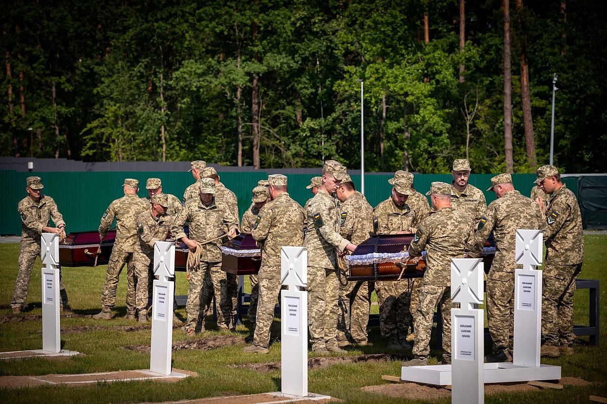 При участии Николаевской области на Национальном мемориальном кладбище похоронили 12 неопознанных воинов При участии Николаевской области на Национальном мемориальном кладбище похоронили 12 неопознанных воинов
