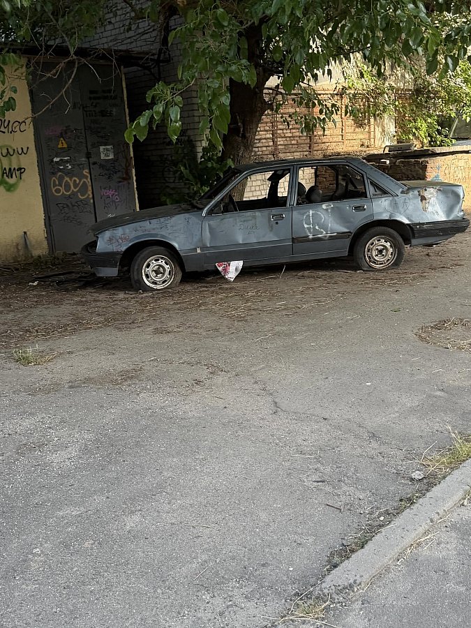 У Миколаєві мешканці скаржаться на кинуте у дворі авто: без руху з 24 лютого 2022 року У Миколаєві мешканці скаржаться на кинуте у дворі авто: без руху з 24 лютого 2022 року