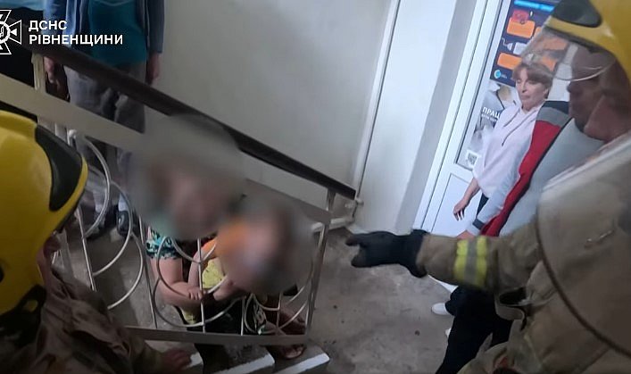 Двухлетний ребенок застрял головой в металлической конструкции в Ровенской области (видео) Двухлетний ребенок застрял головой в металлической конструкции в Ровенской области (видео)